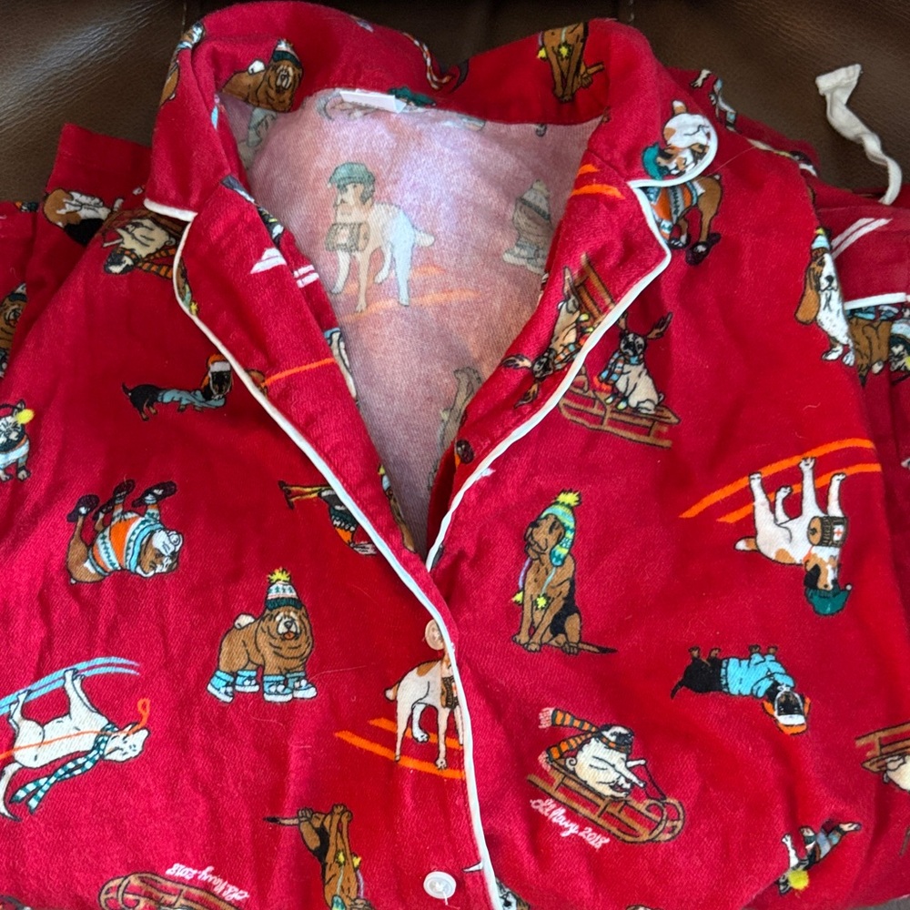 Old Navy women’s size large flannel with dogs two piece Jamas set.‎ Long sleeves